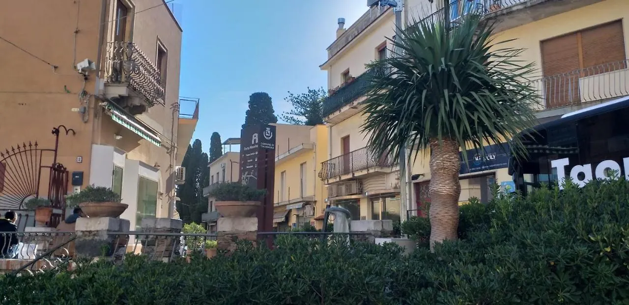 Joy Apartment تاورمينا